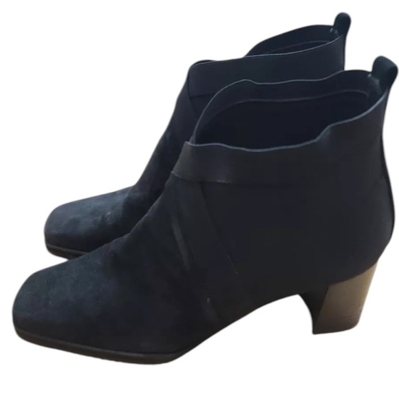 Stuart Weitzman Black Chelsea Suede Ankle Boots size 8 great cond minor scuffs - Picture 3 of 8